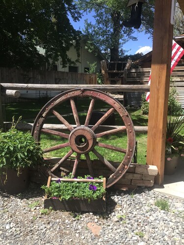 “WYNOT BUNKHOUSE”, Western class in a quaint backyard retreat