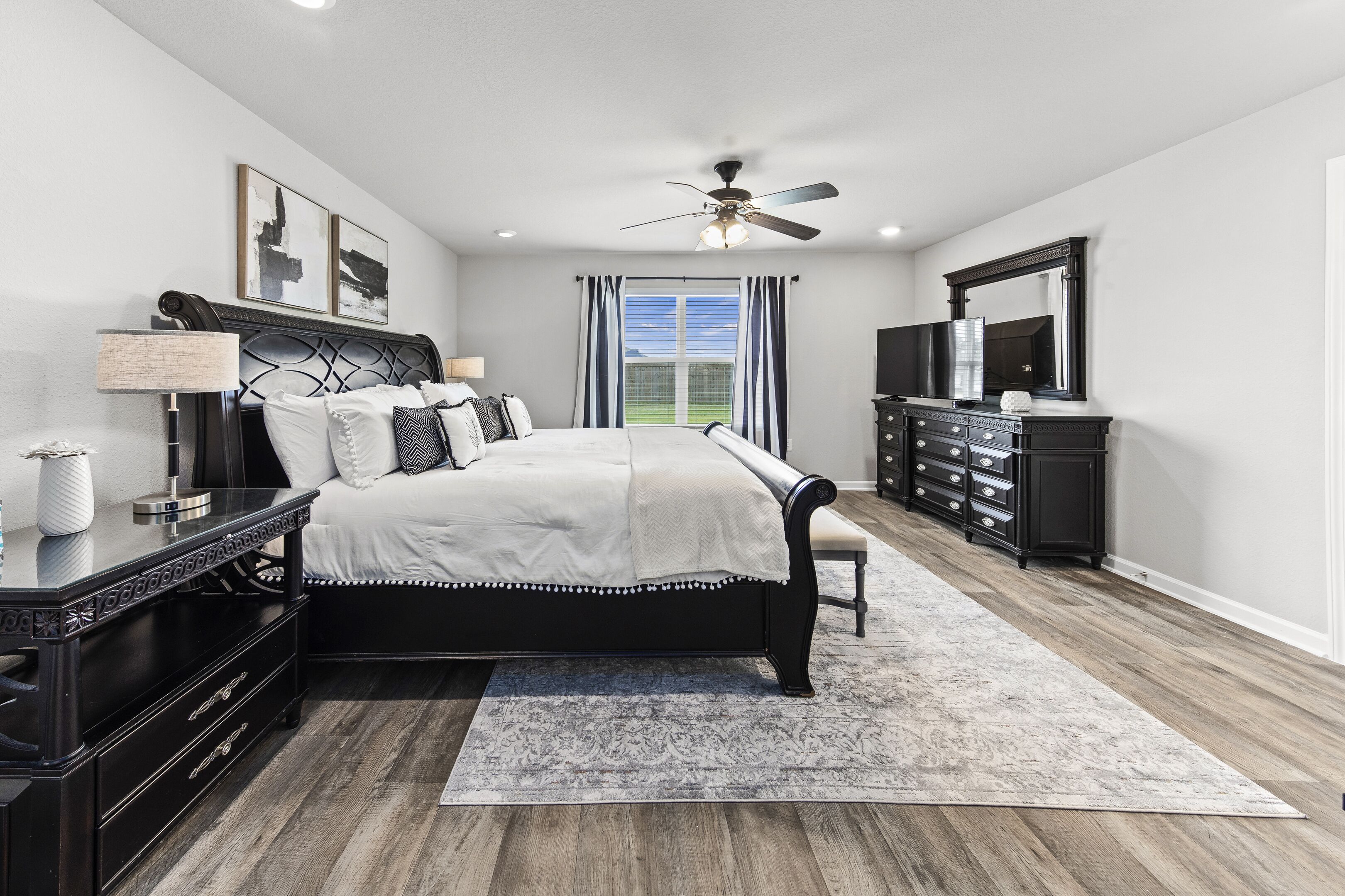 4 bedrooms, premium bedding, desk, iron/ironing board