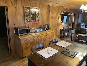 Dining - Romantic hideaway, hikers paradise. (Cherry Log)