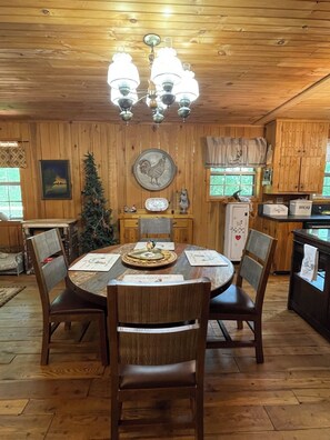 Dining - Romantic hideaway, hikers paradise. (Cherry Log)