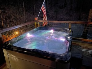 Outdoor spa tub - Romantic hideaway, hikers paradise. (Cherry Log)