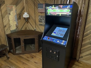 Games room - Romantic hideaway, hikers paradise. (Cherry Log)