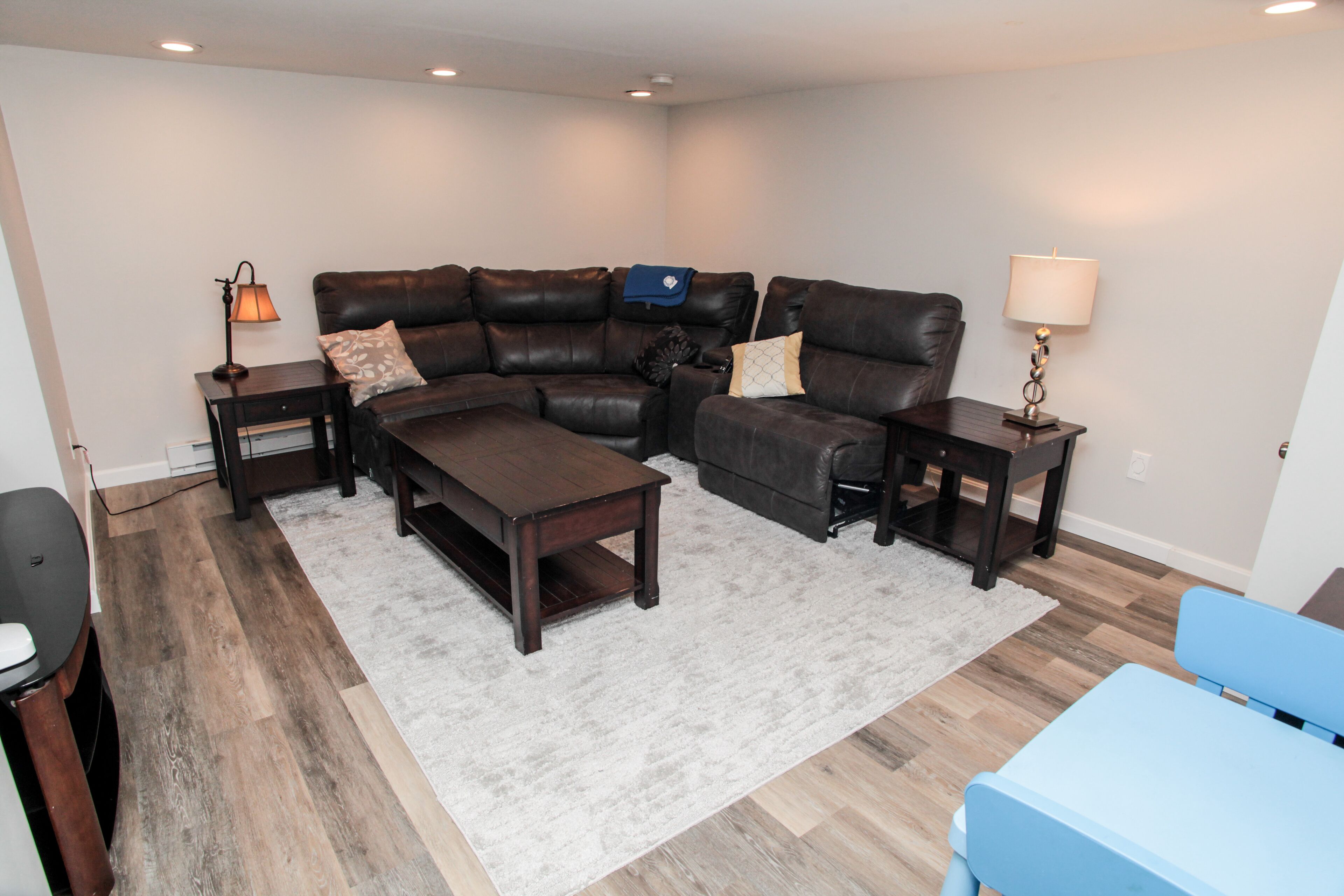 Een smart-tv, een open haard en een dvd-speler