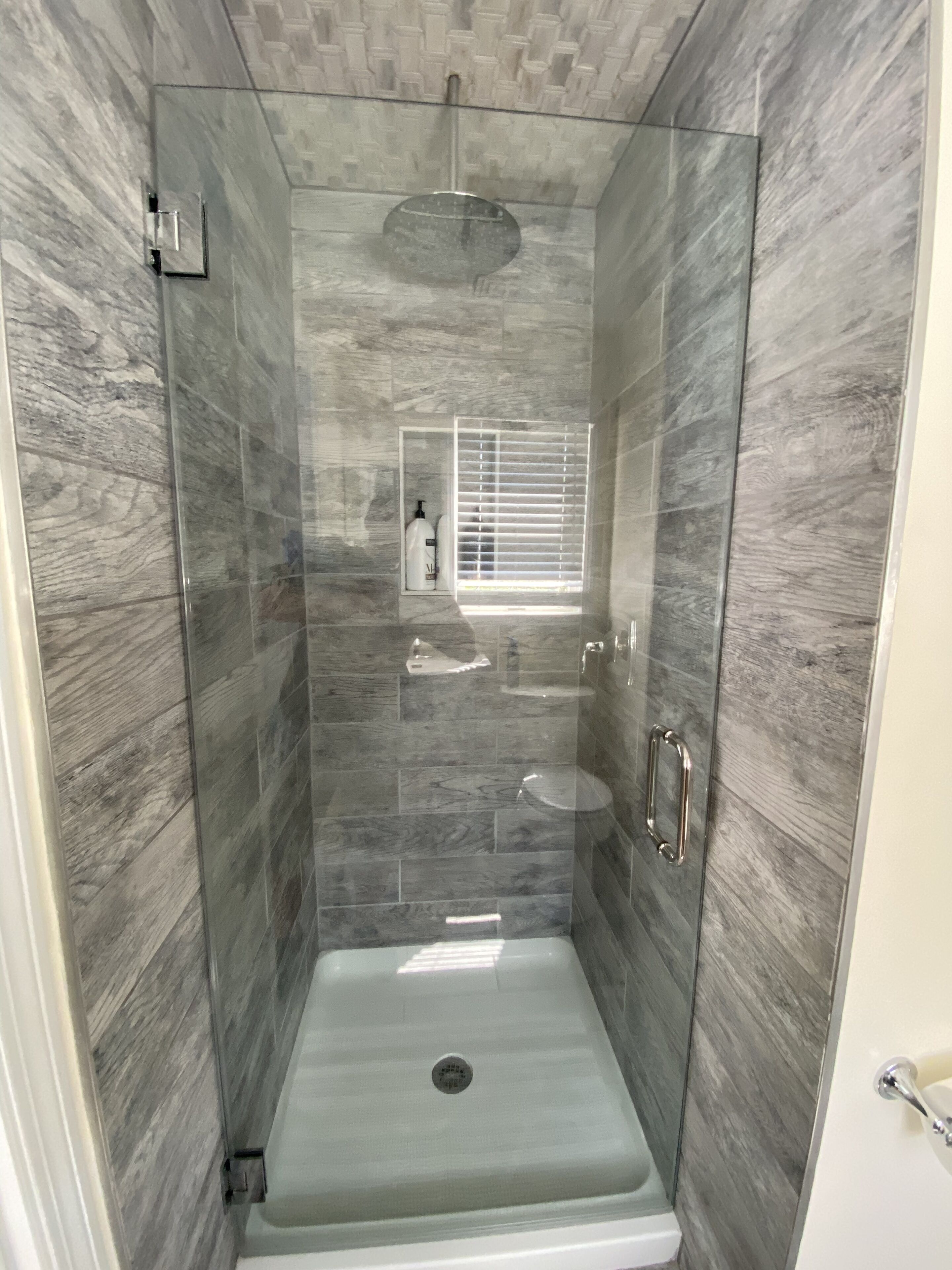 Combined shower/bathtub, hair dryer, towels, soap