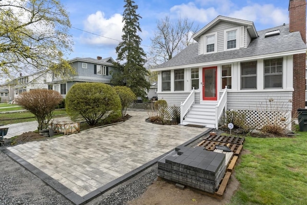 Front entry of home with additional parking spot