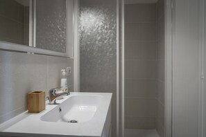 Dusche, Haartrockner, Bidet, Handtücher
