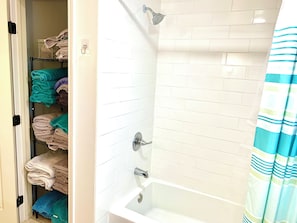 Ensemble douche/baignoire, serviettes fournies, papier toilette