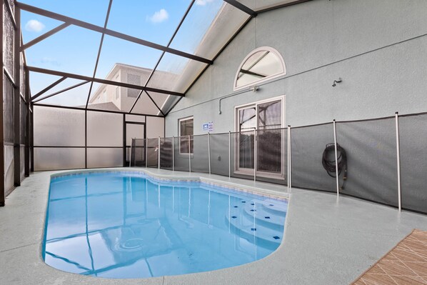 Una piscina al aire libre, una piscina climatizada