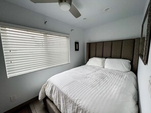 1 bedroom, desk, iron/ironing board, free WiFi - Remodeled Romantic La Jolla Condo - 2 blocks from the beach! (San Diego)