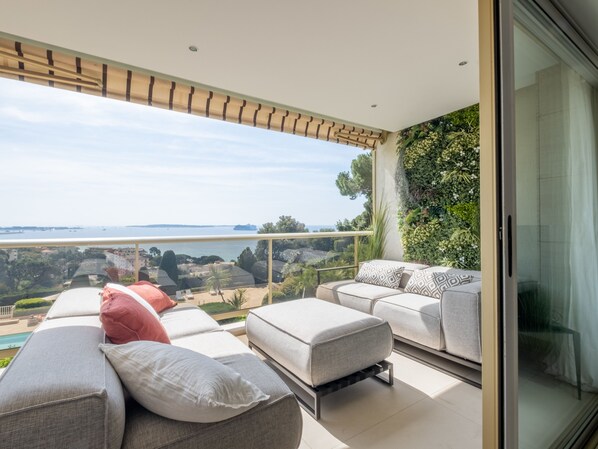 Property grounds - Elegant 3-Room Apartment with Terrace, Pool & Island Views (Cannes)