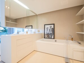 Baignoire, séchoir à cheveux, serviettes fournies