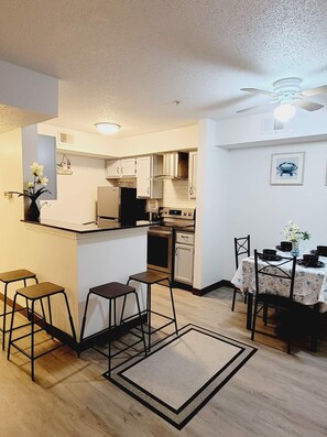 Dining - 🤩 1/2 MILE BEACH ACC 2 BR, 2 BA CONDO ❤ OF DESTIN (Destin)