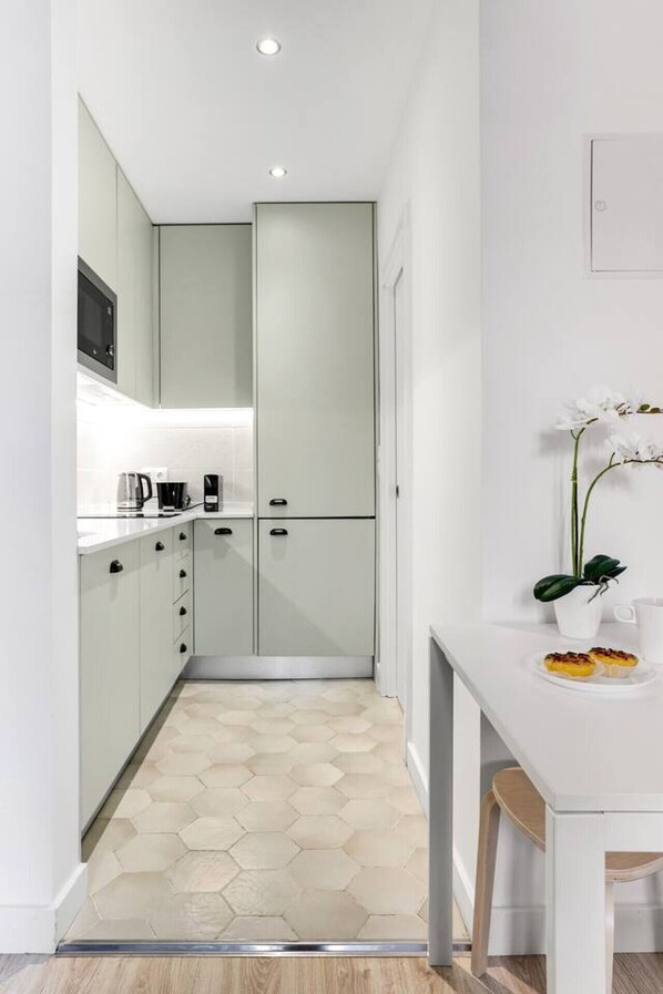 Kühlschrank, Mikrowelle, Ofen, Herdplatte