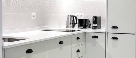 Frigorífico, microondas, horno y placa de cocina