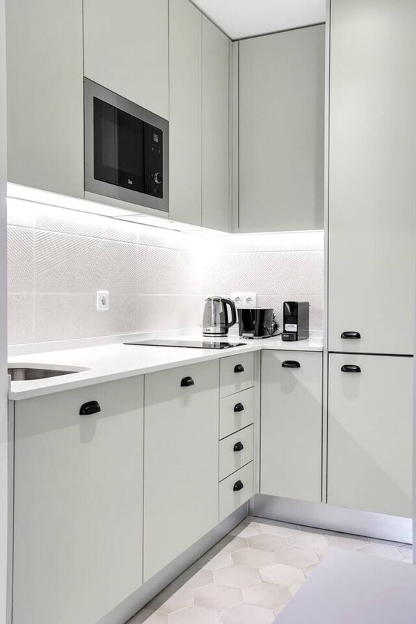 Kühlschrank, Mikrowelle, Ofen, Herdplatte