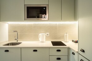 Réfrigérateur, four à micro-ondes, un four, surface de cuisson