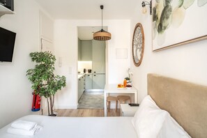 1 dormitorio, tabla de planchar con plancha, wifi y ropa de cama