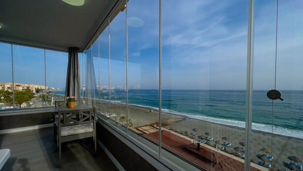 Un balcone con vista sulla spiaggia e sull'oceano.