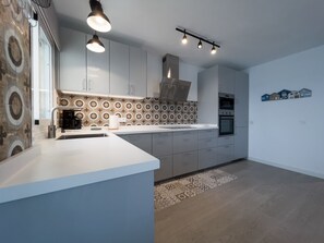 Een koelkast, een magnetron, een oven, een kookplaat