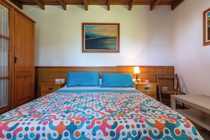 2 quartos, ferros/tábuas de passar roupa, berço de viagem