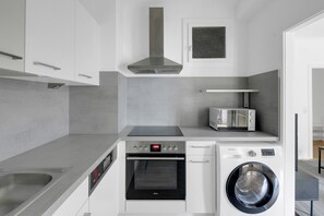 Een koelkast, een microgolfoven, een oven, een kookplaat