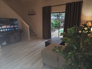 Interior - Beachside Townhouse - Fenced Yard + Grill.  St Augustine Nights of lights! (St. Augustine)