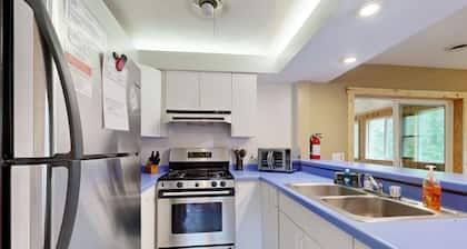 Dog-friendly home near Petenwell Lake - gas grill & outdoor dining area