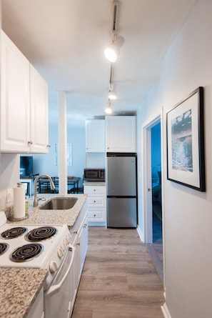 ثلاجة، ميكرووي�ف، فرن، موقد طهي مسطح