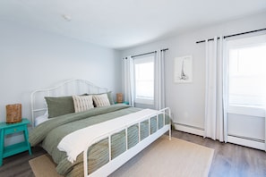 1 bedroom, iron/ironing board, free WiFi, bed sheets - 1-BR Condo in Downtown Newport! Steps to Thames St (Newport)