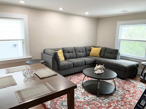 Newly Renovated 2 BR downtown Apt, family getaway.