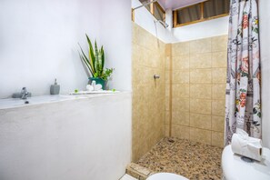 Cabaña tradicional | Baño | Regadera, toallas, papel de baño 