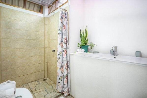 Traditional-Ferienhütte | Badezimmer | Dusche, Handtücher, Seife, Toilettenpapier