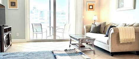 Una Smart TV, una mesa de tenis de mesa