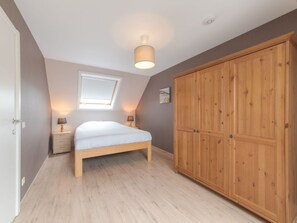 4 bedrooms, travel crib, free WiFi