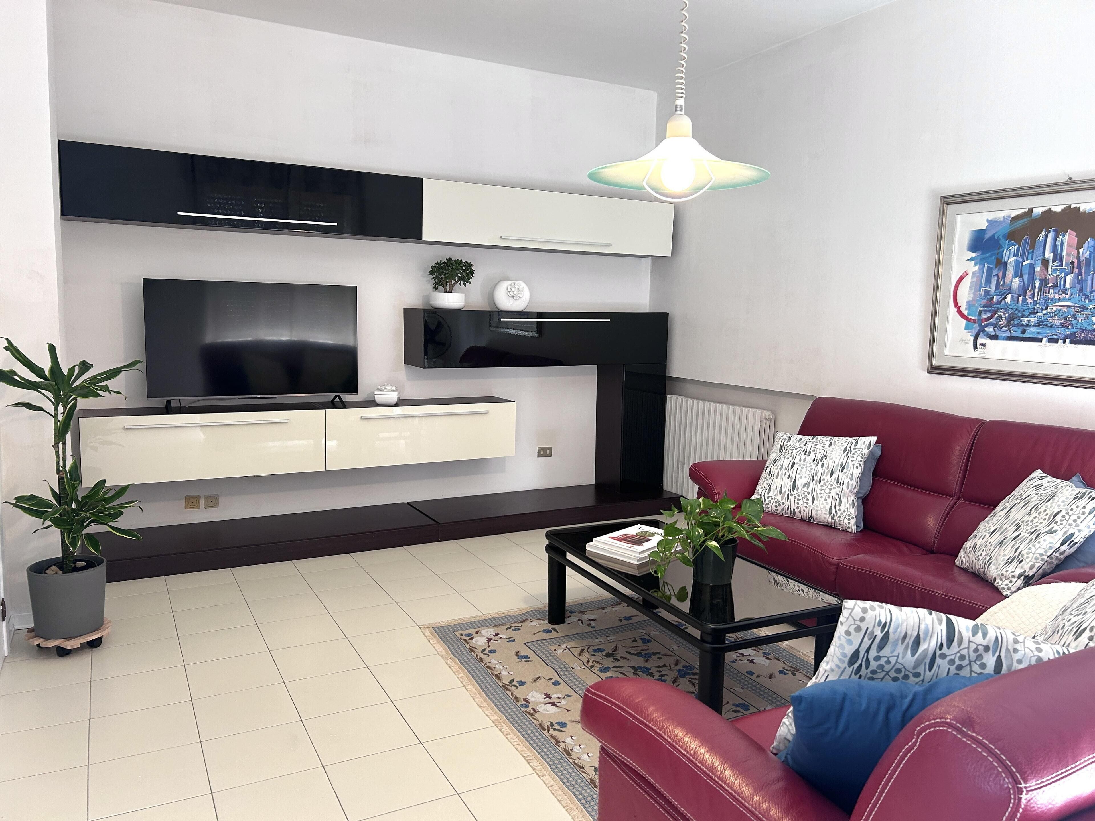 Tv, eldstad och en stereo