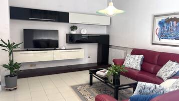 Tv, eldstad och en stereo