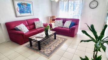 Una televisión, una chimenea, un reproductor estéreo