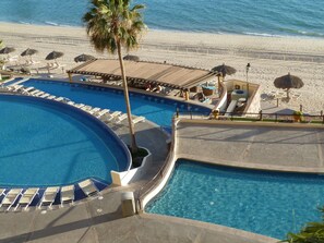Una piscina al aire libre, una piscina climatizada