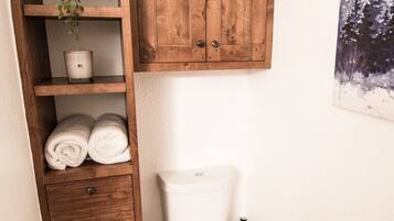 Suihku, hiustenkuivaaja, pyyhkeet, saippua