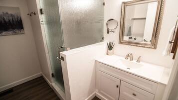 Dusche, Haartrockner, Handtücher, Seife