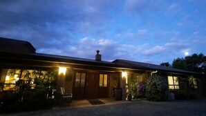 Un bâtiment à deux étages, doté d’un porche à l’avant, d’une cheminée et d’une entrée bien éclairée.