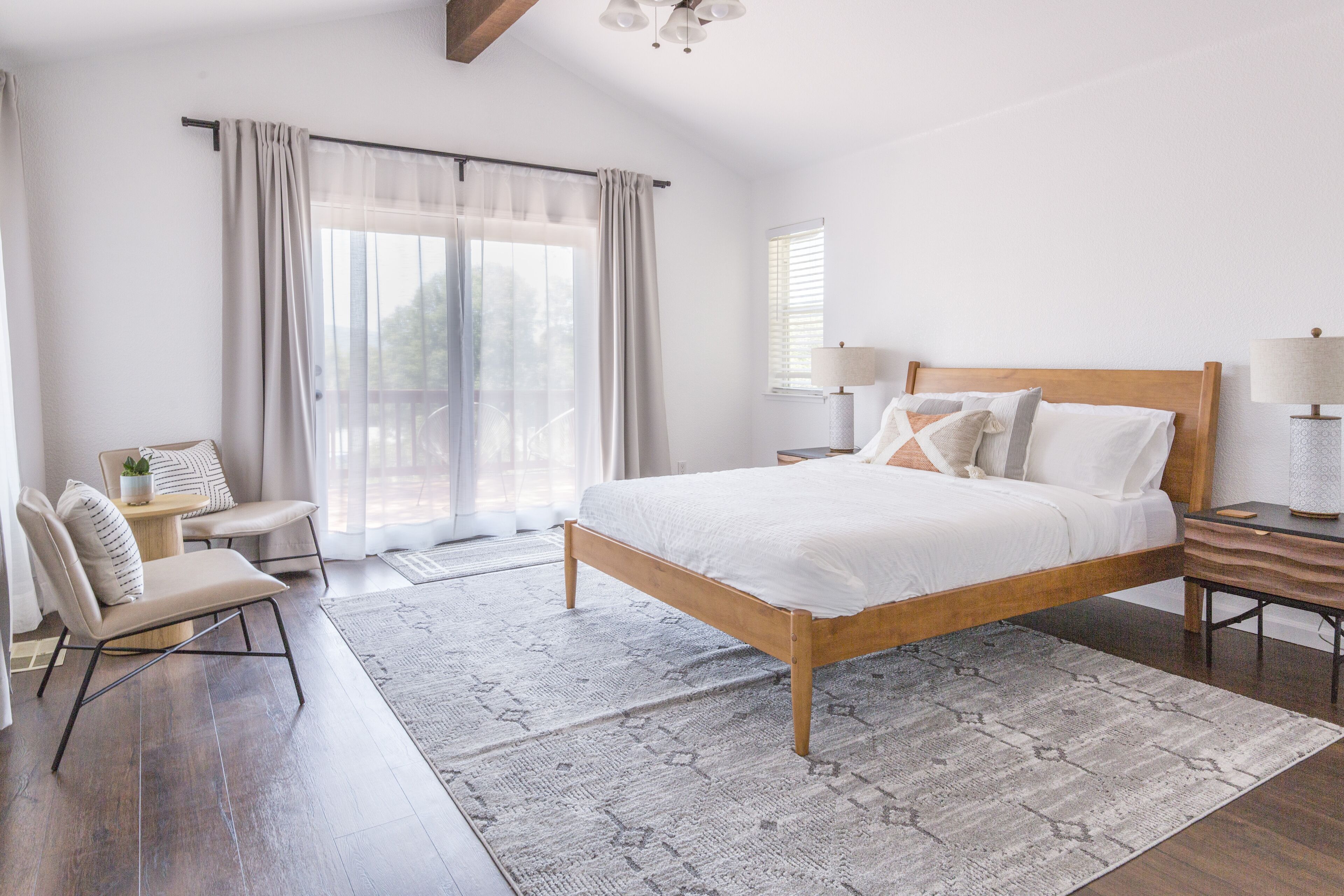 4 bedrooms, desk, iron/ironing board, travel crib