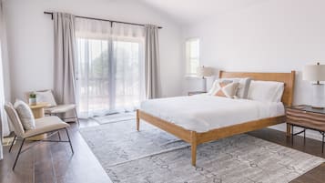 4 bedrooms, desk, iron/ironing board, travel crib