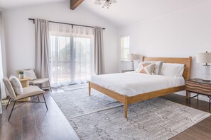 4 bedrooms, desk, iron/ironing board, travel crib