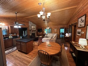 Smart TV, fireplace, books - Cabin Retreat in Monteagle's gated Clifftops  (Monteagle)