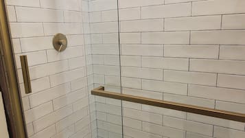 Combined shower/tub, hair dryer, towels