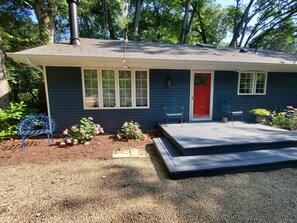 Terrace/patio - Beautiful Private Cottage, Sleeps 6, Walk to Beach (New Buffalo)