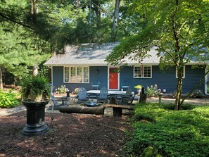 Exterior - Beautiful Private Cottage, Sleeps 6, Walk to Beach (New Buffalo)