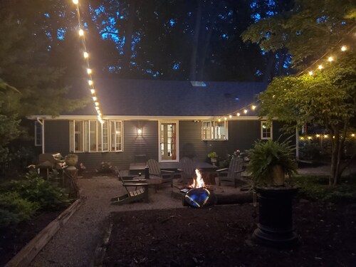 Beautiful Private Cottage, Sleeps 6, Walk to Beach