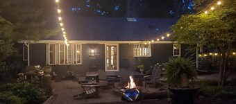 Beautiful Private Cottage, Sleeps 6, Walk to Beach